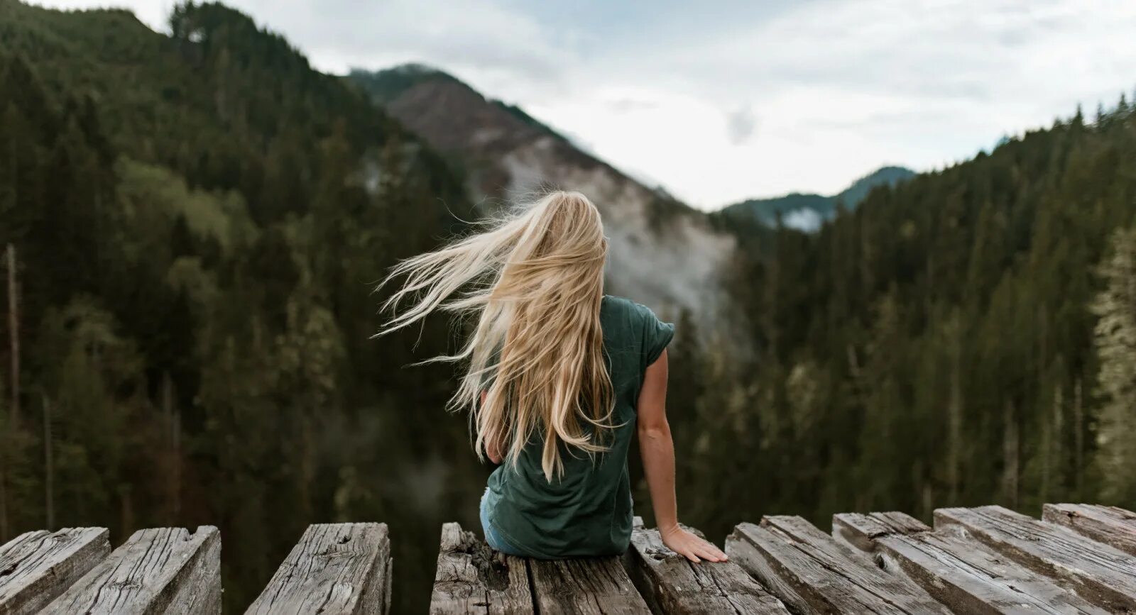 Long haired blond woman turned back on sunset meadow фотография Stock Adobe Stoc