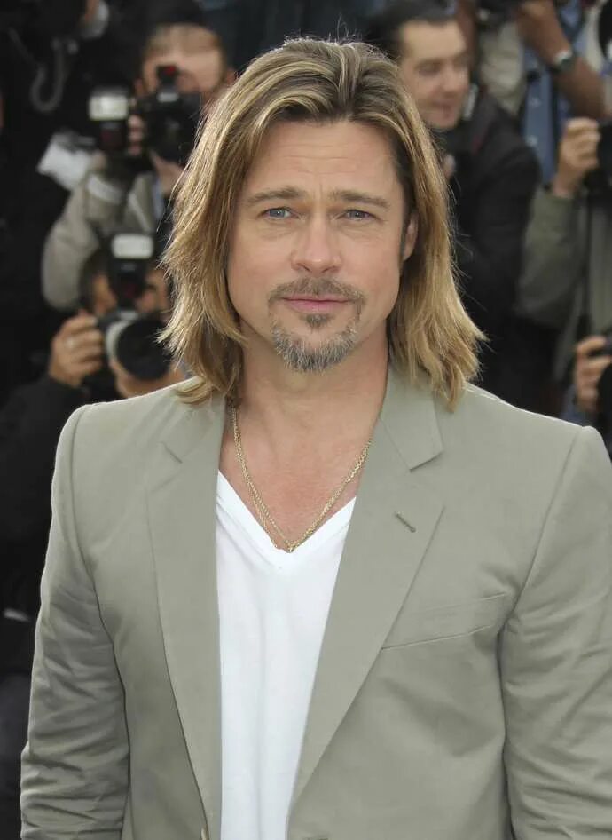 Брэд Питт (Brad Pitt) длинные волосы. Бред ПТТ С длинными волосами. Брэд Питт с длинными волосами. Брэд Питт длинные волосы стрижка. Брет питом