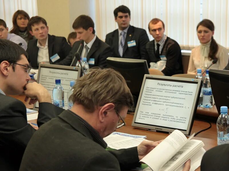 Выступление студентов. Студент выступает. Студенты политеха на атомных станциях. Студенты на семинаре. Молодежь на конференции.