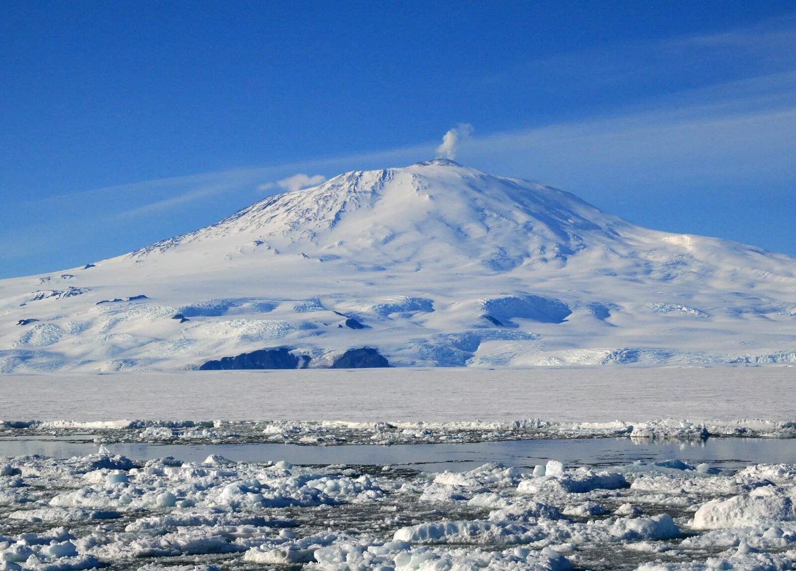 Гора эребус антарктида. Вулкан эребус в антарктиде. Массив винсон антарктида. Высокий вулкан антарктиды. Вулкан эребус в антарктиде.