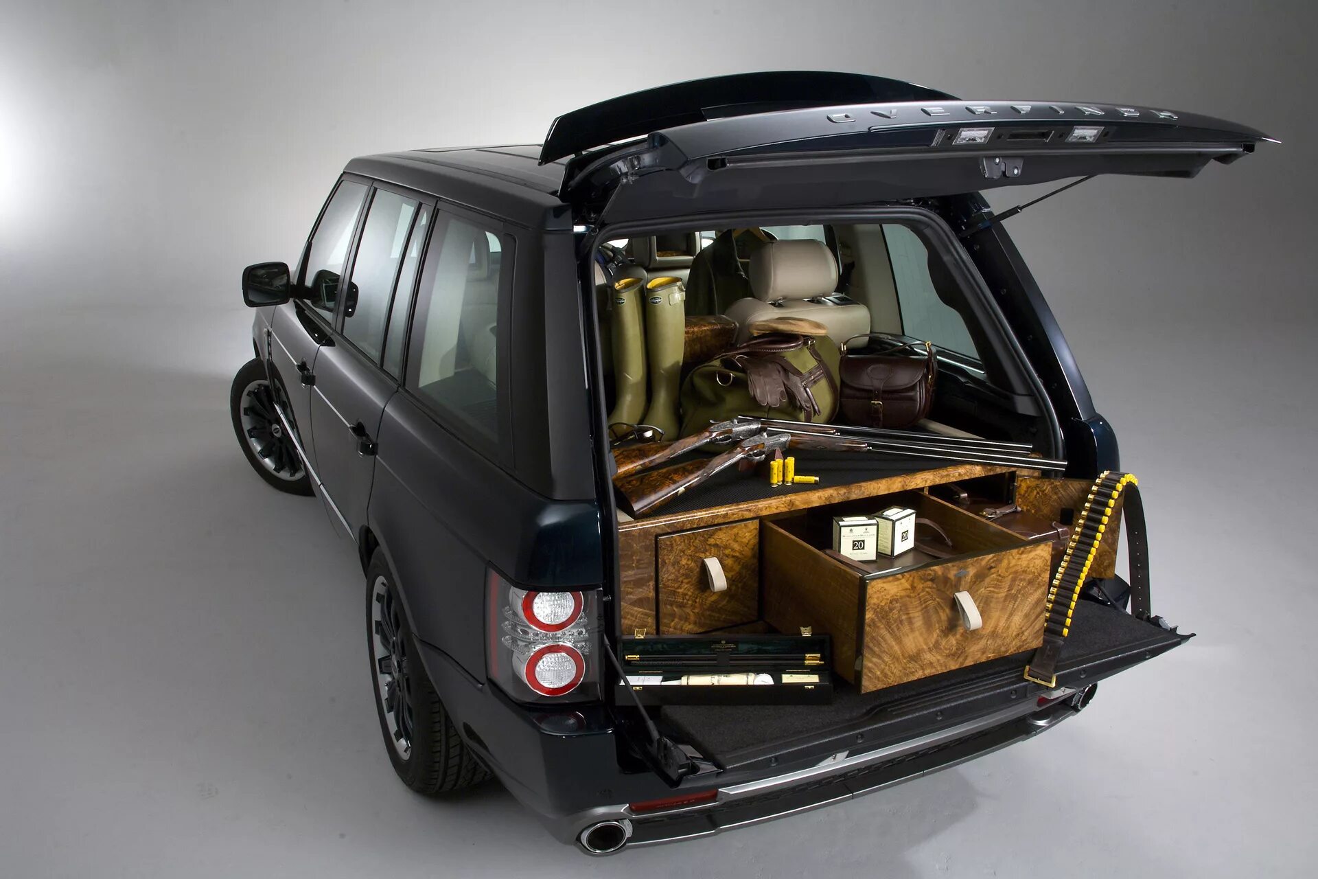 Range rover багажник. Overfinch range rover. range rover holland and holland. land rover overfinch. overfinch range rover l322.