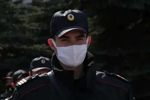 Полицейские помогают