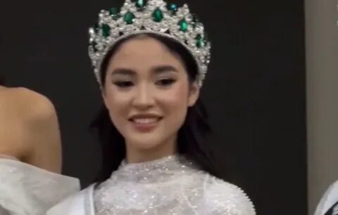 Брюнетка кеңседе еркелетеді