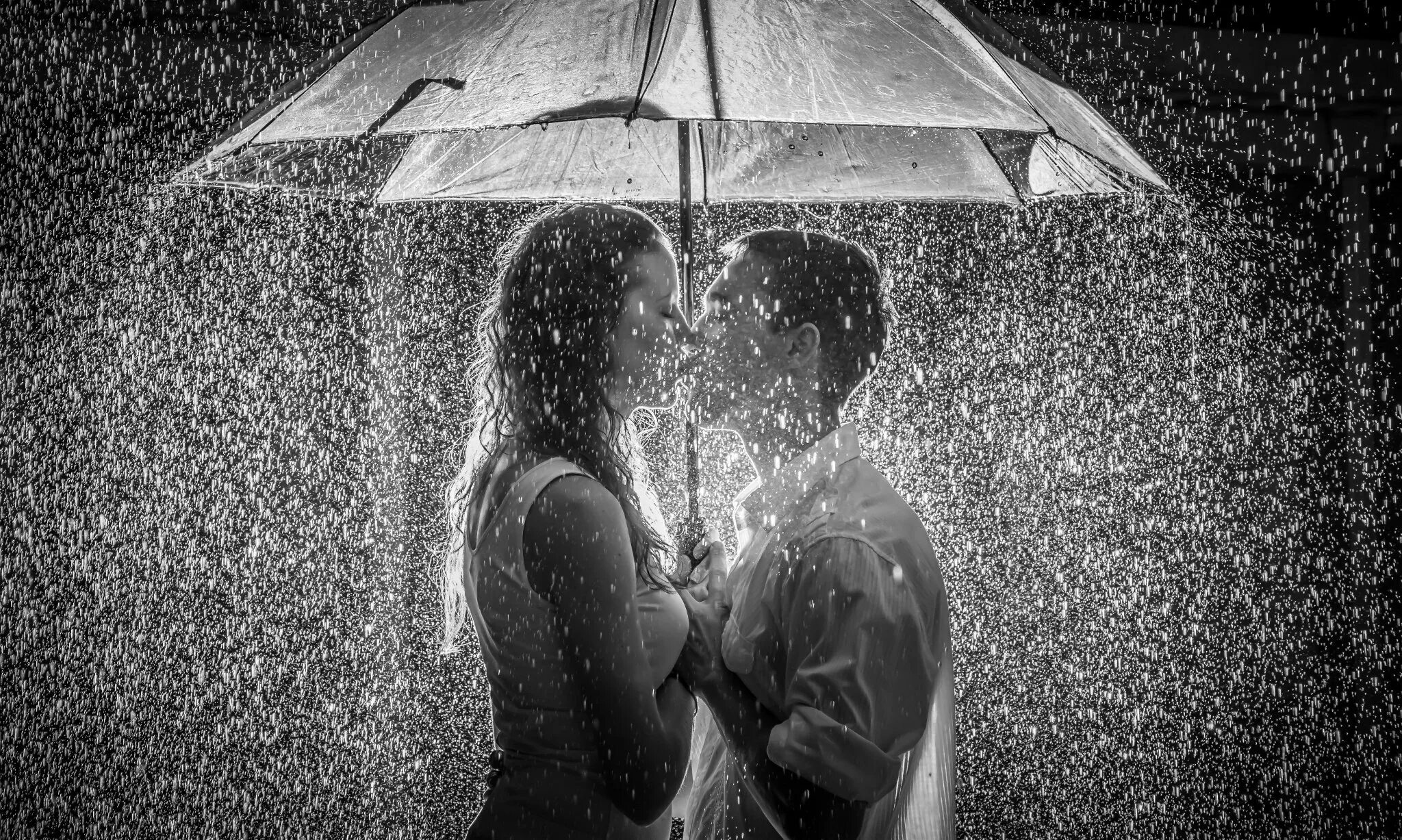Влюбленные под дождем. Пара под дождем. Двое влюбленных под дождем. Под дождем вдвоем.