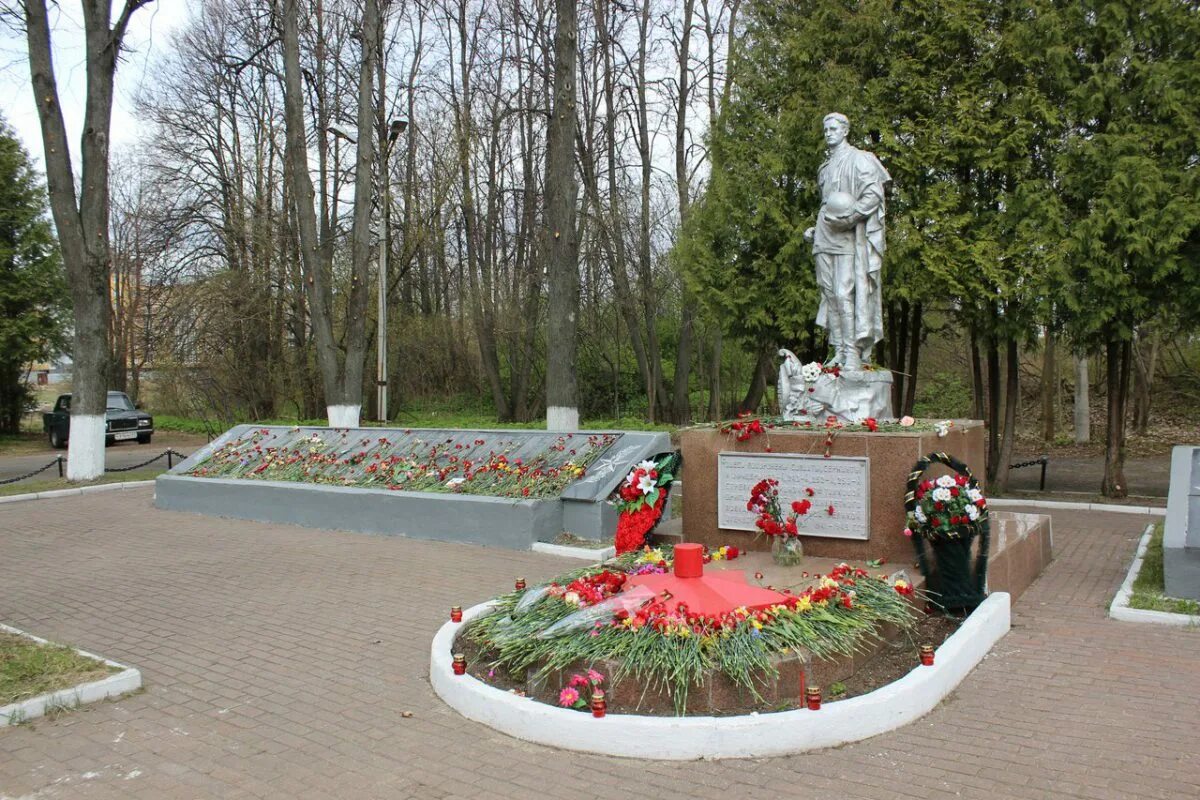 Воинское захоронение бобачевский бор тверь. Тверь волынское кладбище воинское захоронение. Смоленское военное кладбище. Смоленское воинское захоронение тверь. Военное кладбище в твери.