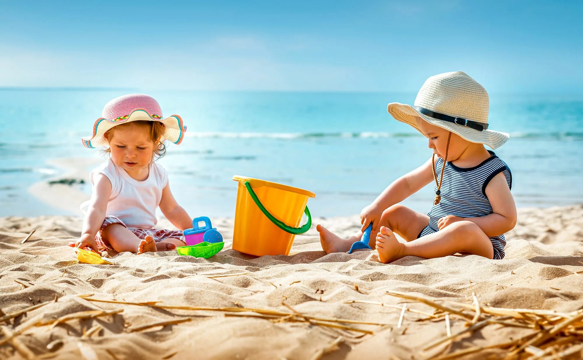 Ребенок в пледе. Дети на море. Малыш на пляже. Море солнце дети. Sit on the beach