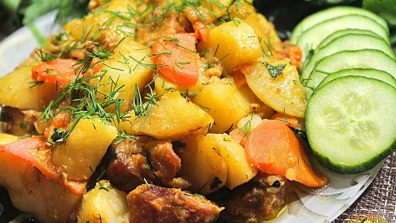 Простая тушеная картошка с мясом. Тушёная картошка с мясом. картофель тушеный с копченой грудинкой. тушёная картошка с копчёной грудинкой. картофель по домашнему с мясом.