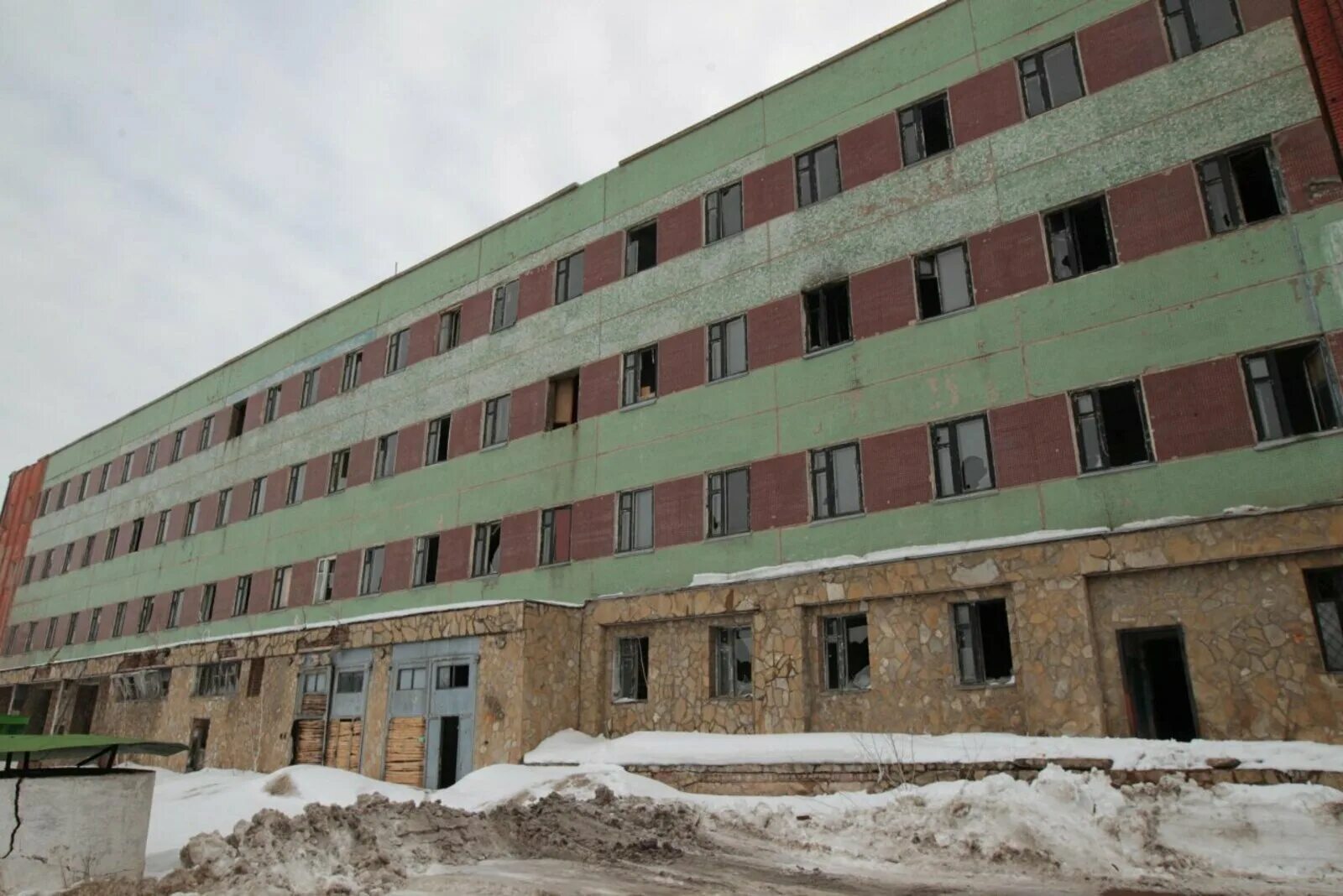 Дк авангард стерлитамак. Заброшки в стерлитамаке. Стерлитамак дворец авангард. Заброшки в стерлитамаке. Дворец культуры авангард.