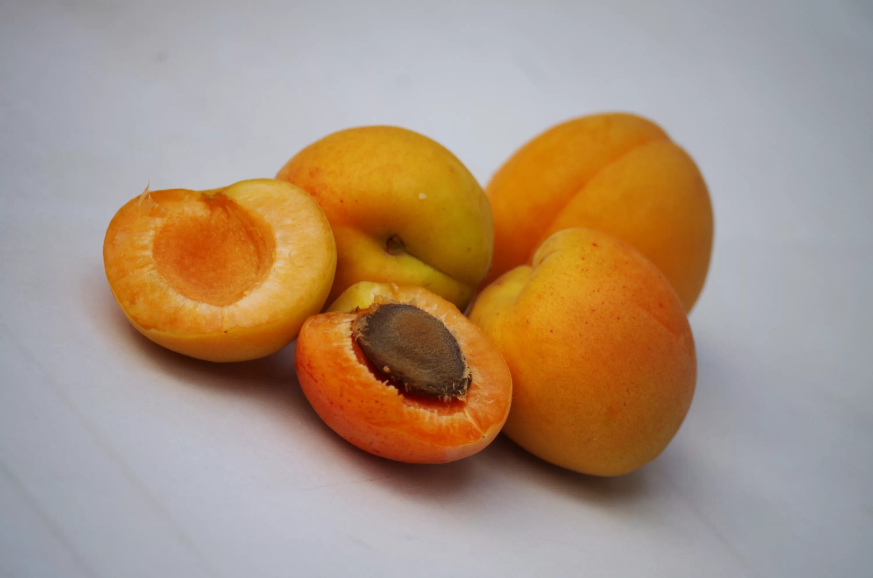 На какой плод похож. Персик абрикос Урюк. Персик абрикос и мандарин. Фрукт оранжевый с косточками мушмула. Абрикос это ягода.