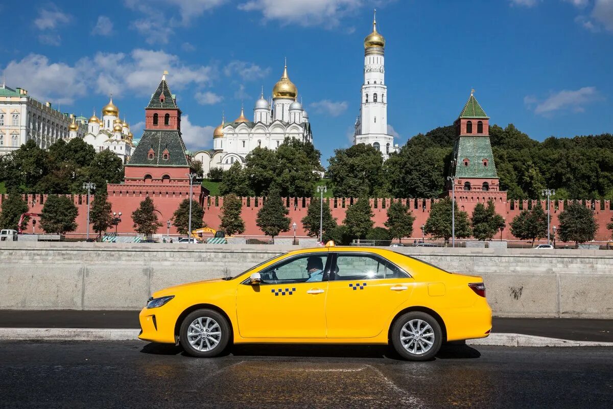 Такси мгу. Такси Москва. Московское такси. Машина "такси". Желтое такси Москва.