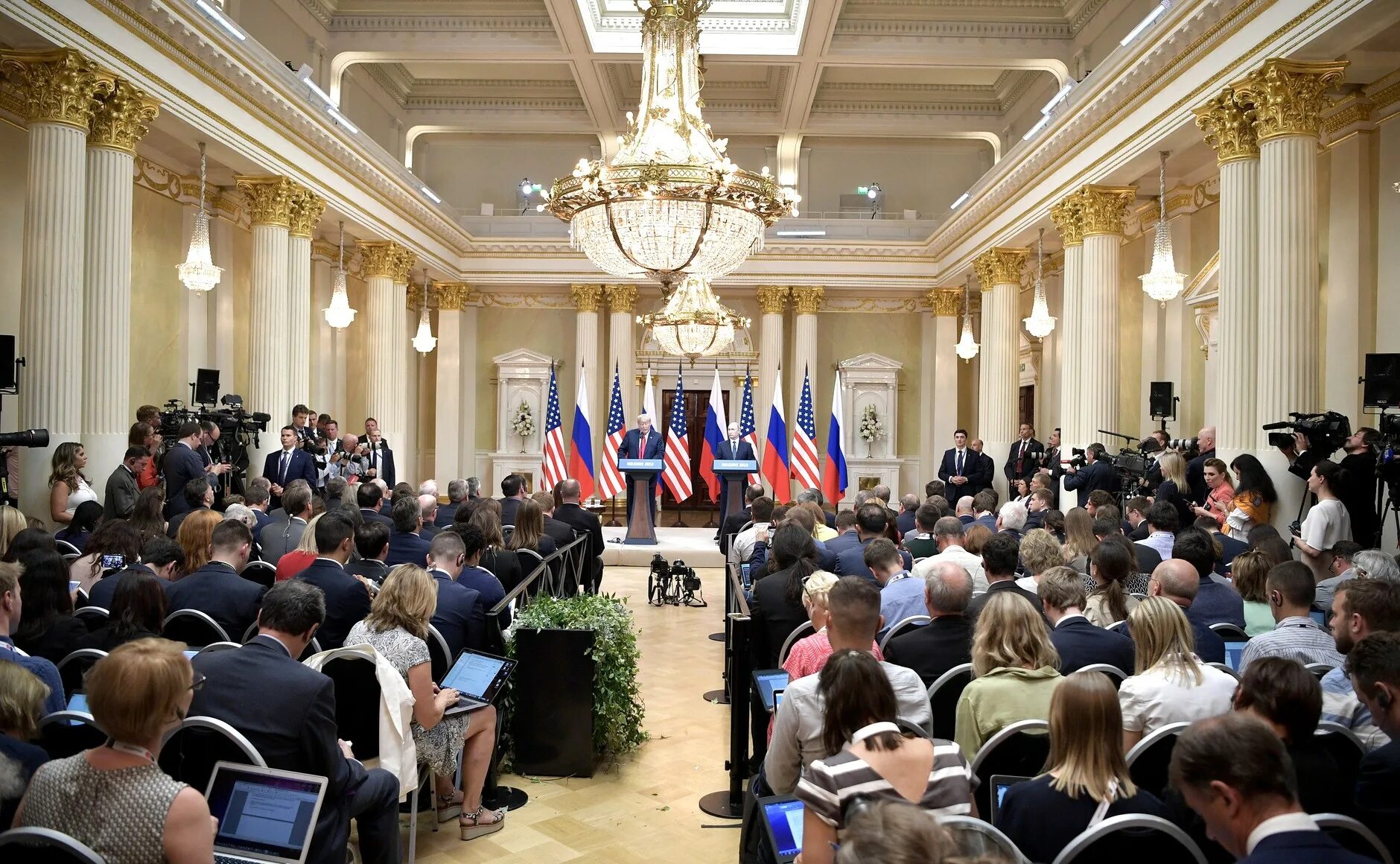 научная конференция. дипломатические переговоры. конференция католических епископов сша. конференция. зал для пресс-конференций в белом доме.