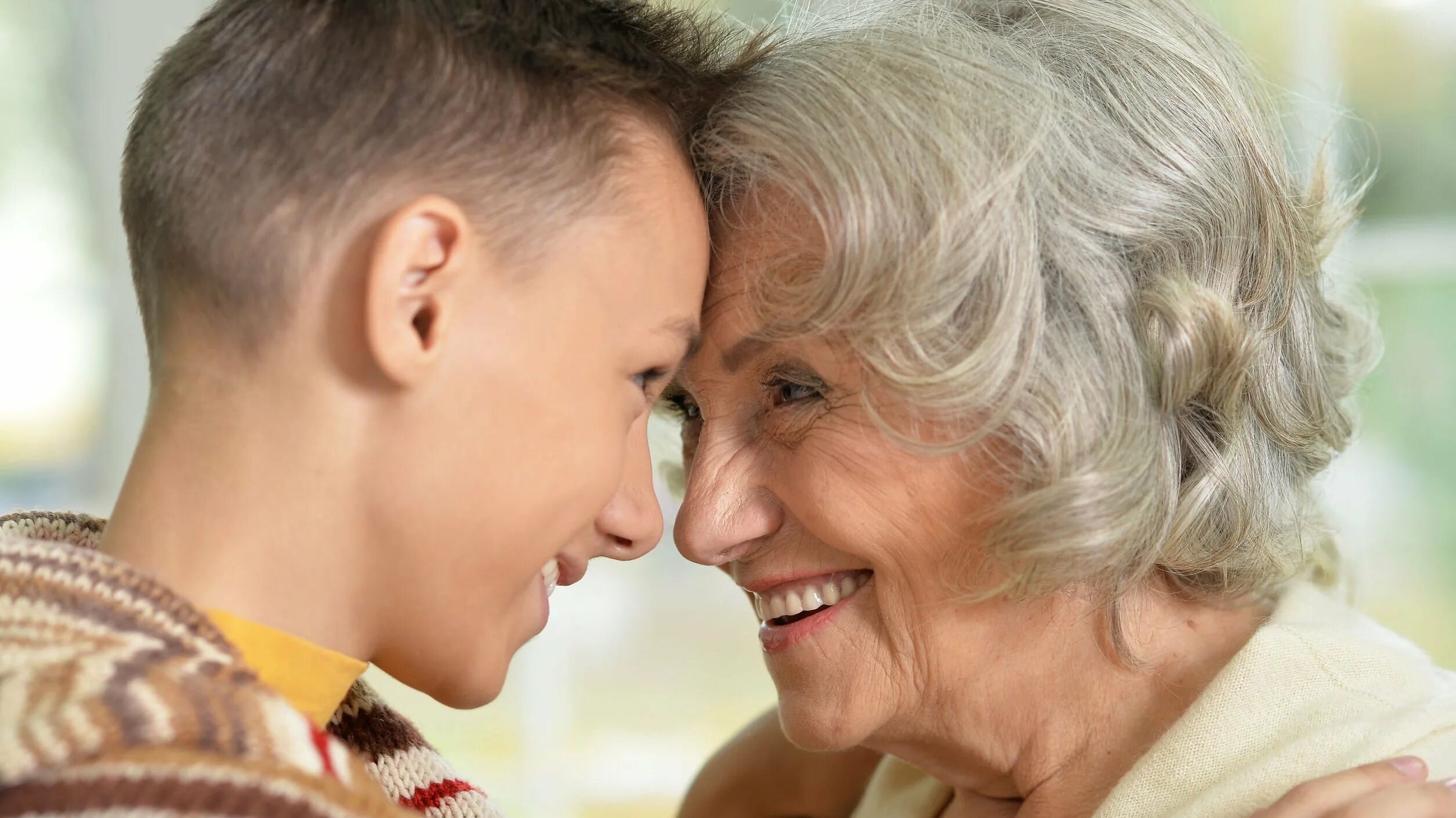 общение с пожилыми. пожилые родители. бабушка и дедушка. объятия пожилых. бабушка со взрослыми внуками.