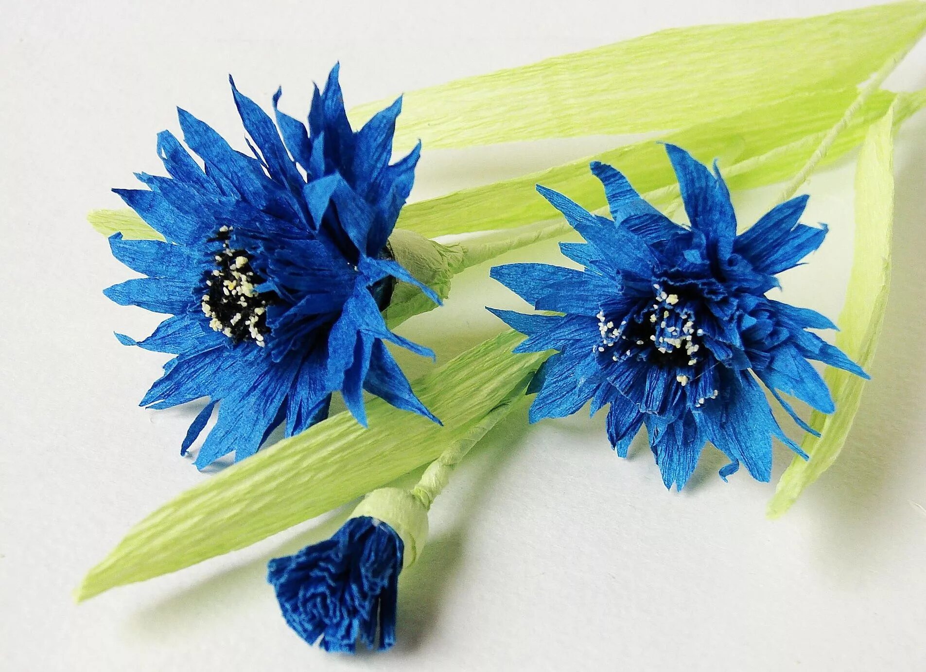Василек из ткани. Сделать цветок василек. Ободок васильки. Васильки из гофрированной бумаги. Цветок василек из бумаги.