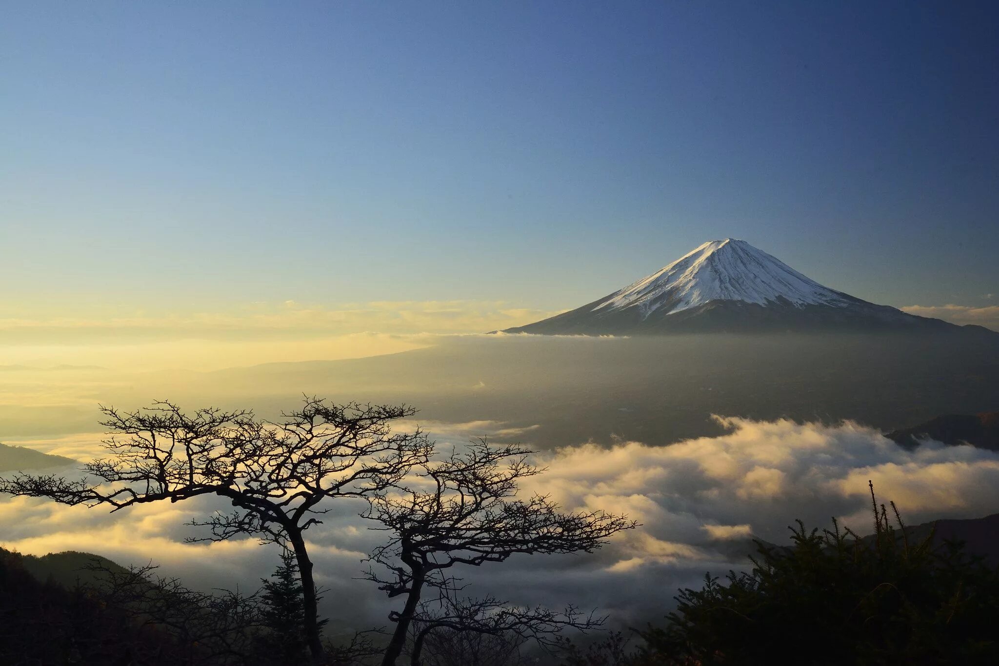 Гора Фудзияма в Японии. Гора Фудзи в Японии. Священная гора Фудзи. Гора Фудзи (остров Хонсю). Фудзи это