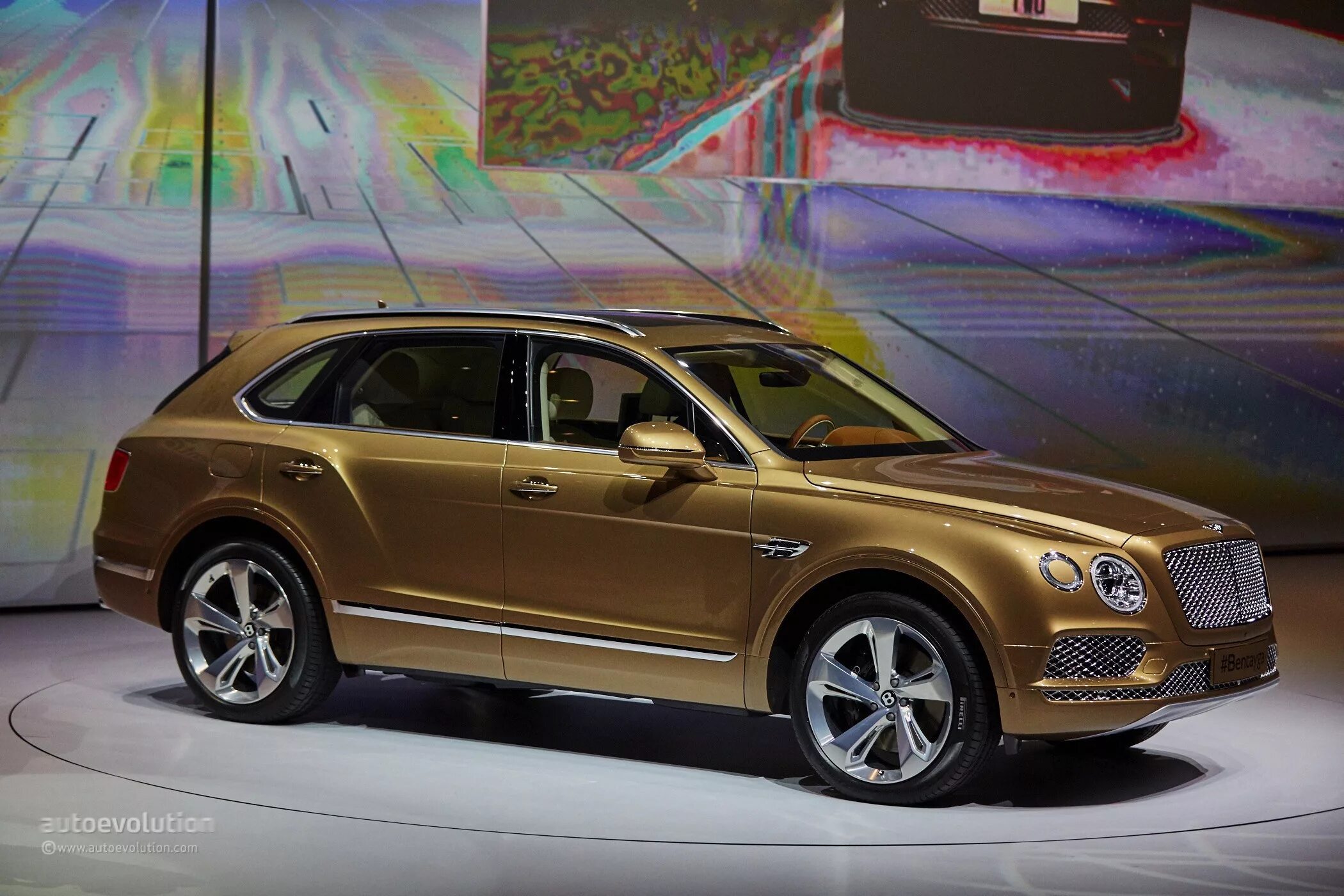 Бентли бентайга 2016. Bentley Bentayga Золотая. Бентли кроссовер Bentayga 2016. Бентли Континенталь джип. Внедорожники Бентли золотой.