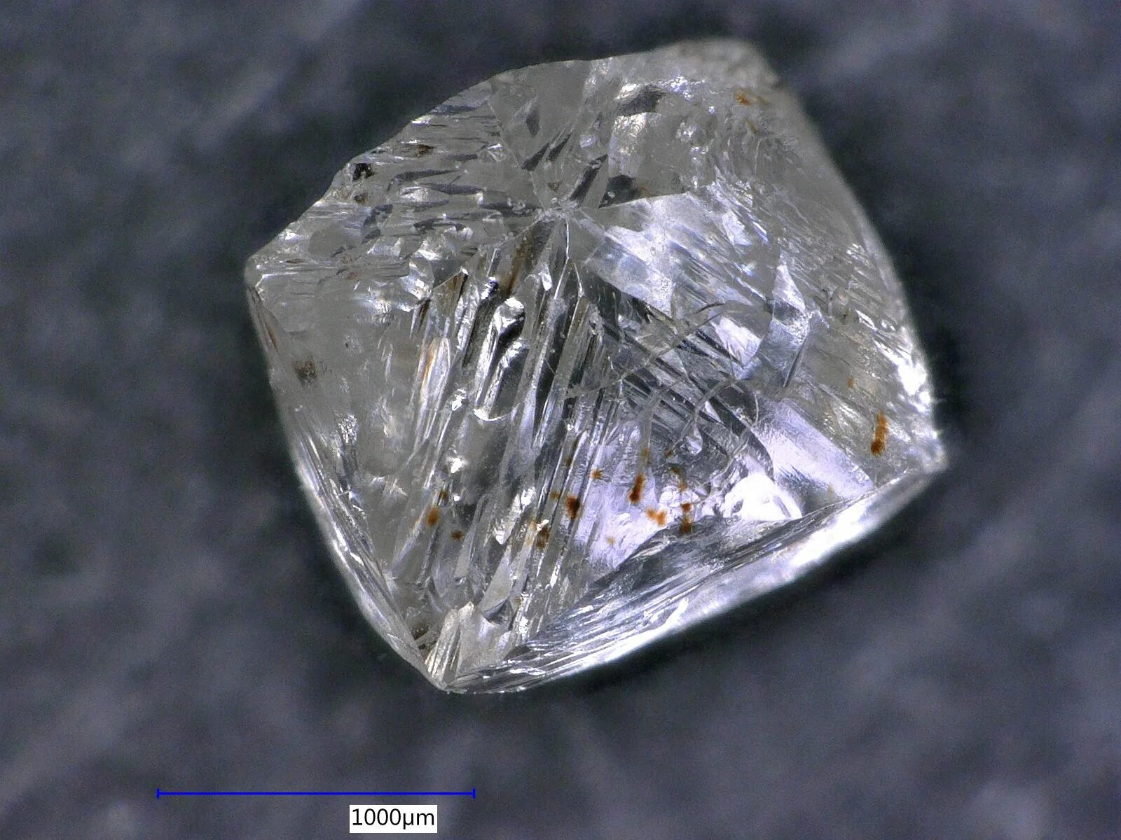 Алмаз какая порода. Алмаз неограненный камень. Топаз vs Алмаз. Алмаз необработанный.