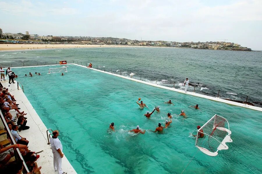 Бассейн с морской водой открытый. Бассейн в Сиднее Bondi. Открытый бассейн Bondi Icebergs. Бассейн Бонди Бич Сидней. Австралия бассейн Бонди.