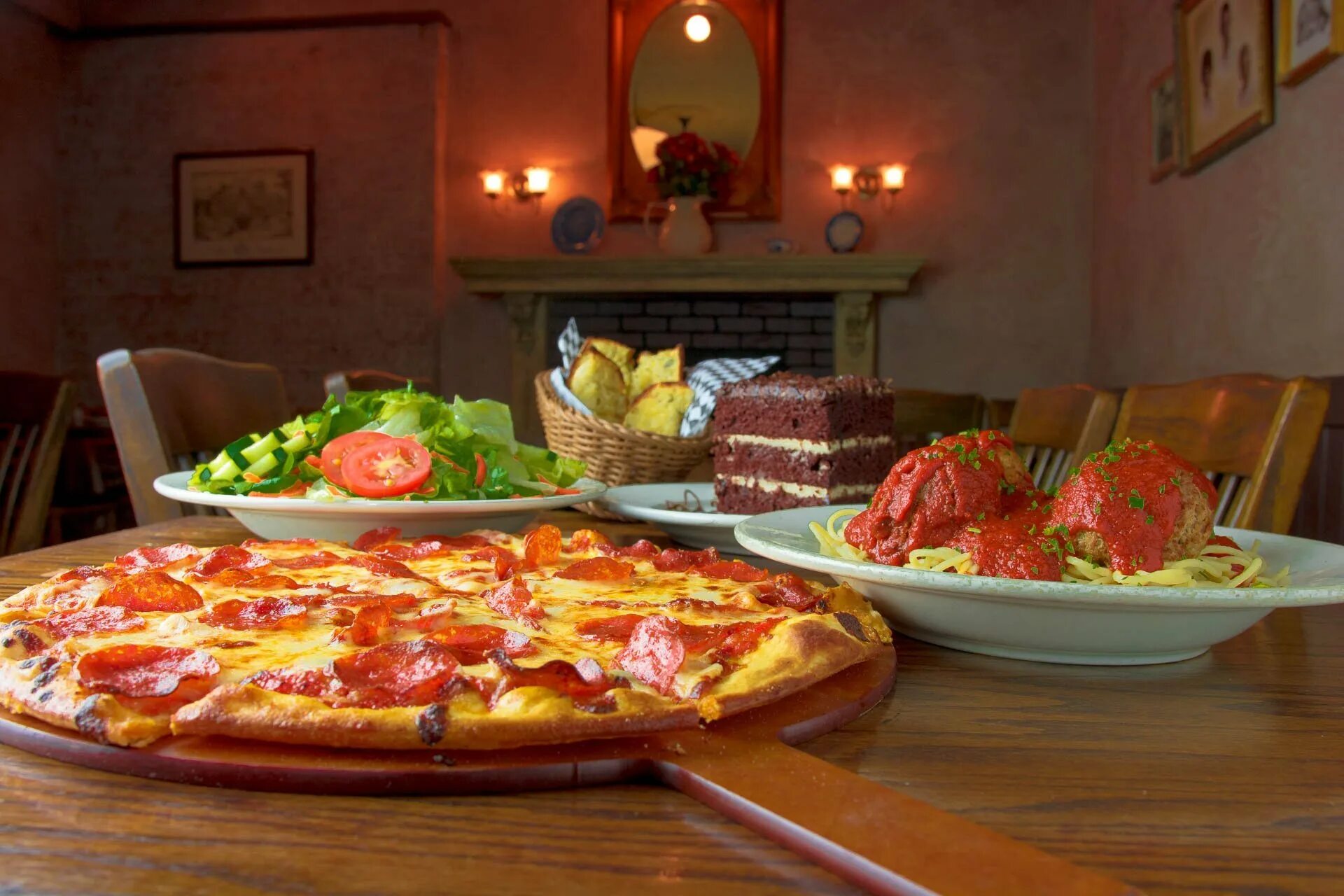 Пицца на ужин. Итальянская пицца. Столик в пиццерии. Пицца на столе. Праздничный стол с пиццей.