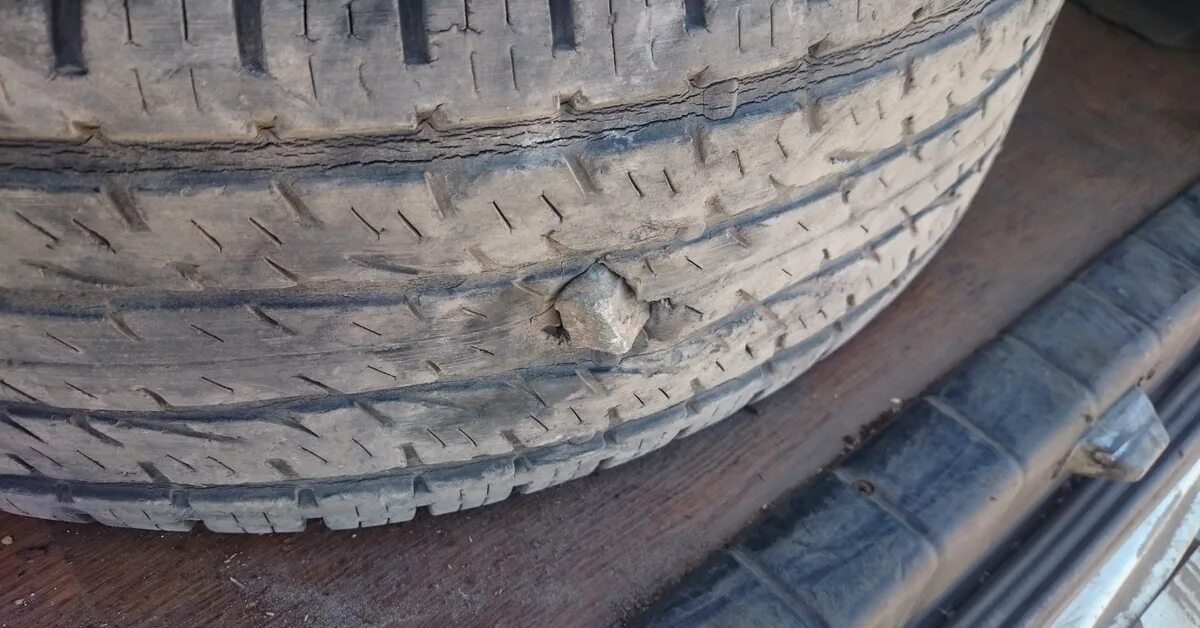 На автомобильных покрышках часто крепят металлические. Спущенная шина. Accent спустило колесо.