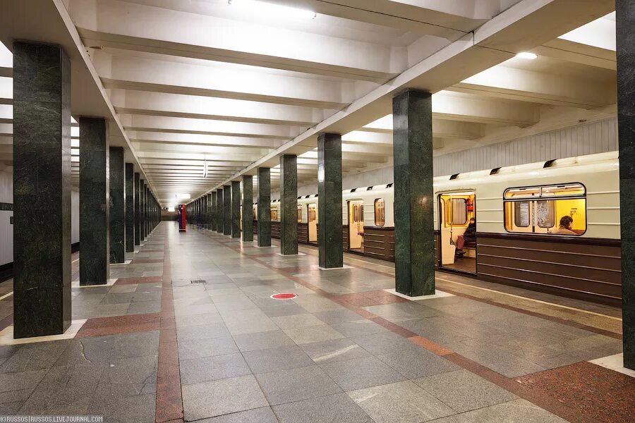 Сохраняют тепло и защищают от осадков: на семи станциях метро появились навесы /