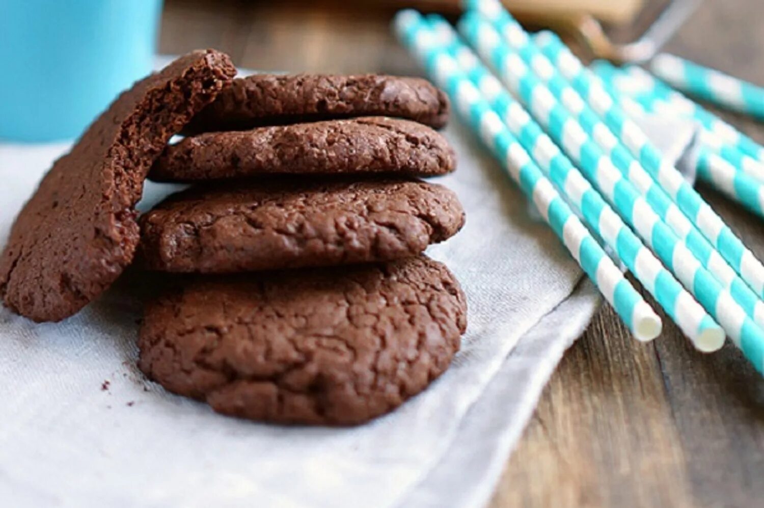 Печенье cookies с шоколадом. Шоколадное печенье. Печенье с какао. Шоколадное песочное печенье. Шоколадное печенье с какао.