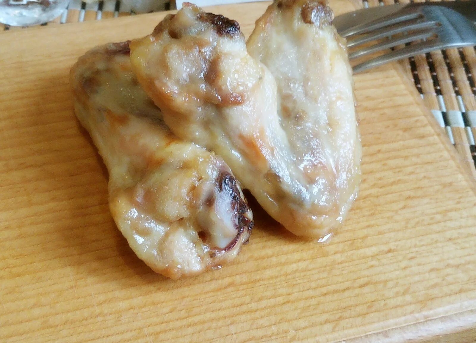 Варить куриные крылья. Вареные куриные крылья. вареные куриные крылышки. мясо курицы крылышки.