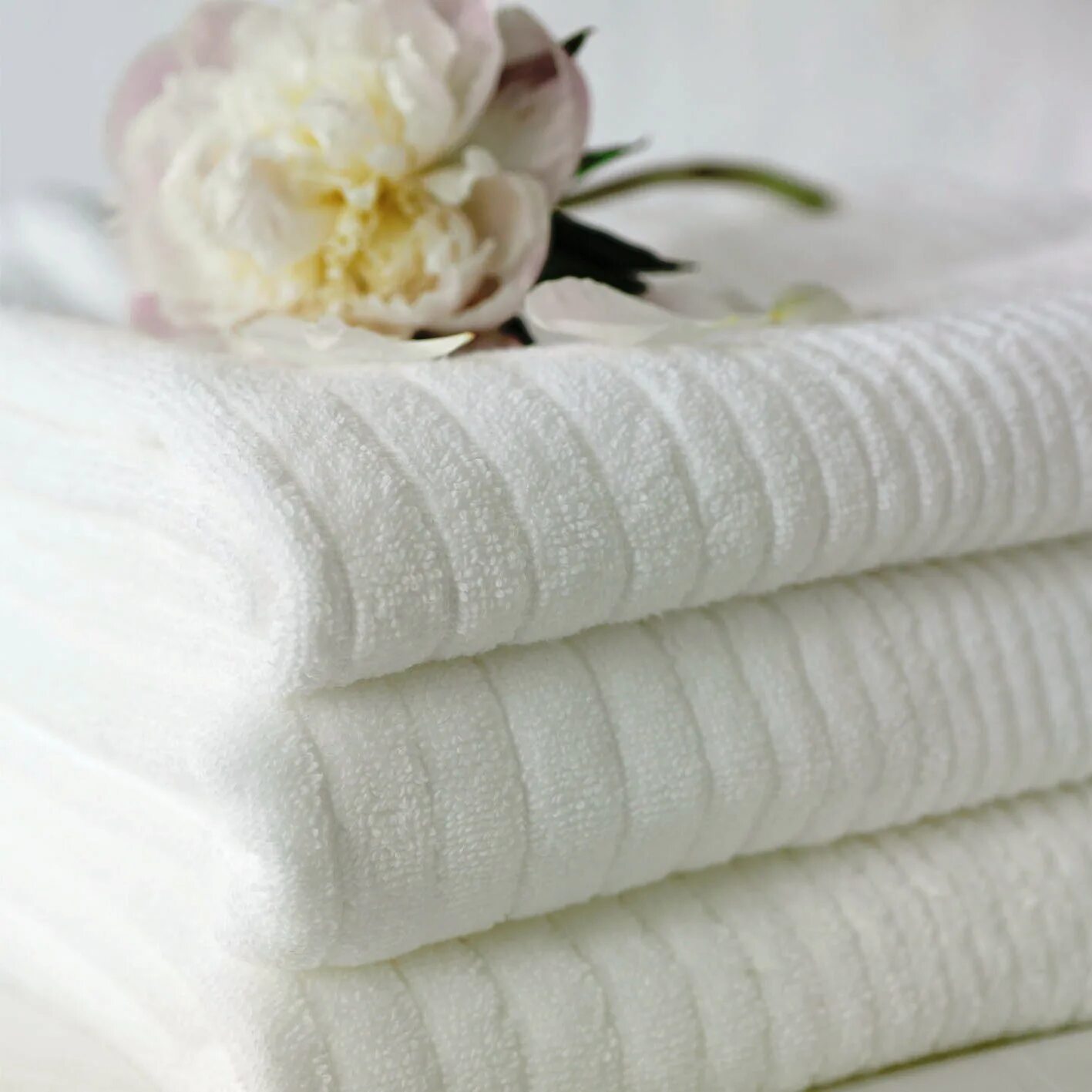 Белое полотенце. Белое полотенце в подарок. Белые полотенце Soft. White Linen полотенца. White полотенца