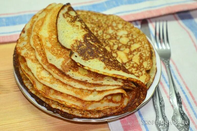 Блины дрожжевые на молоке с дырочками. Блины на молоке с дырочками тонкие. Вкусные блины на молоке с дырочками. Блины дрожжевые на молоке кружевные. Бабушкины блины на дрожжах