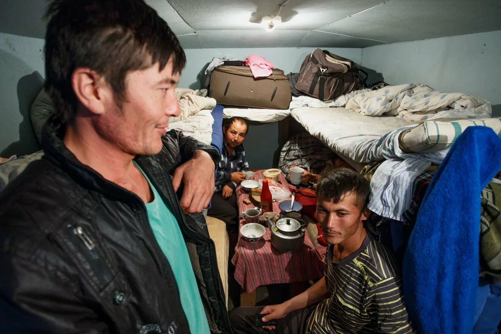 Фото спящих узбеков. Таджики гастарбайтеры. Гастарбайтеры в вагончике. Общежитие гастарбайтеров. Гастарбайтеры жилье.