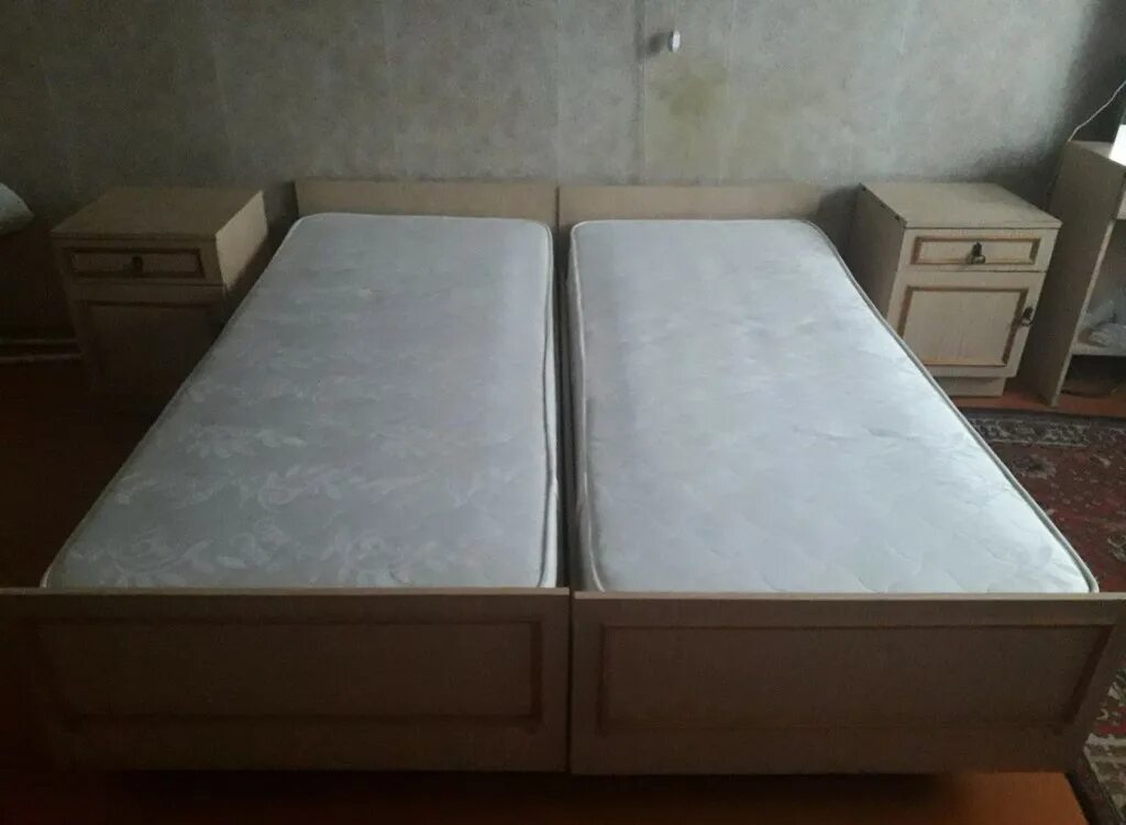 Кровать для двух подростков. Соединить две кровати. Две односпальные кровати соединяемые. Двухэтажная кровать с потайной комнатой. Две односпальные кровати вместе.