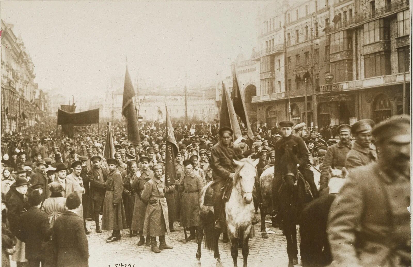 Большевик идет. Революция в России 1919. Российская революция 1918.