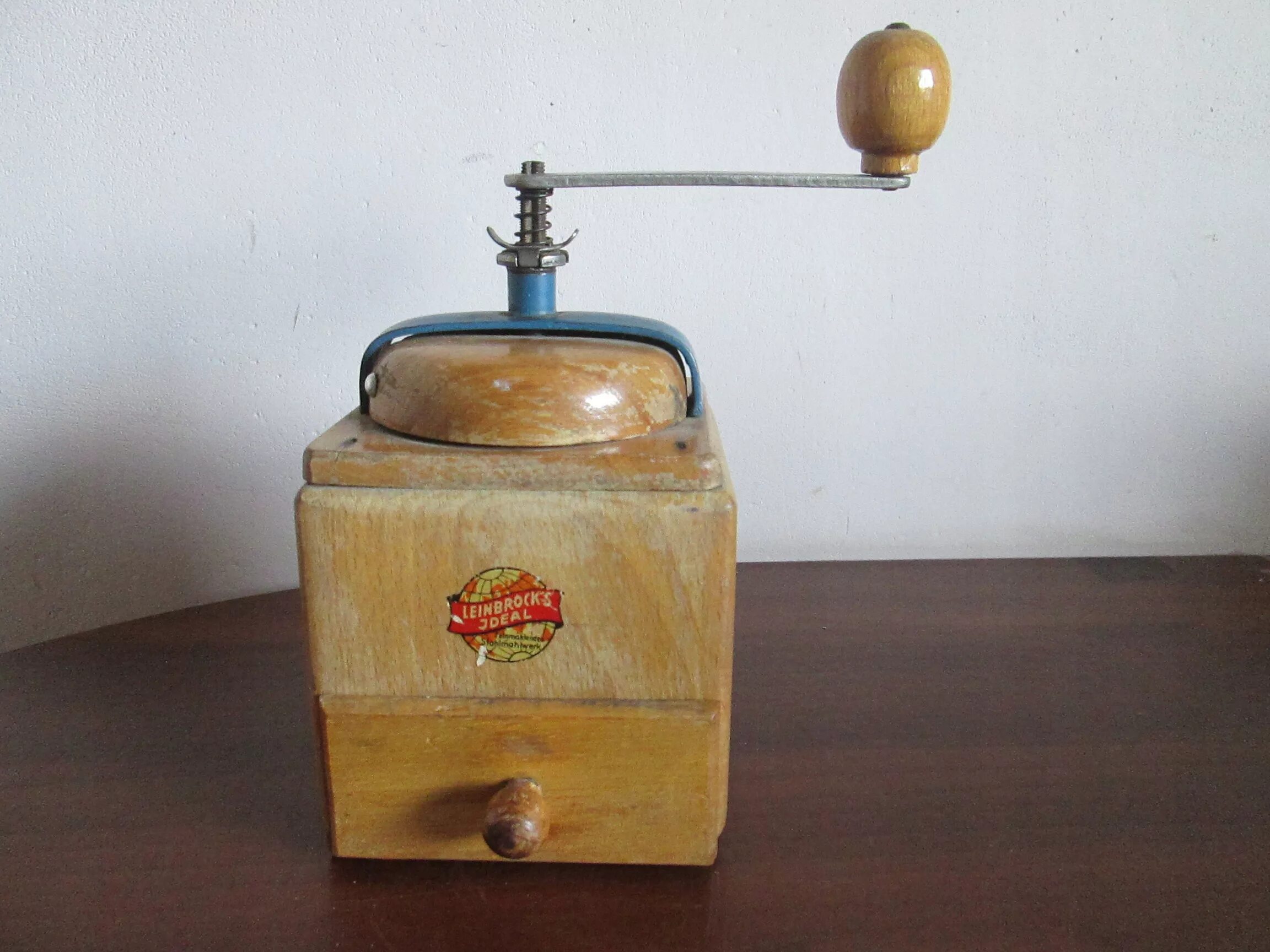 Старинная кофемолка ручная. Кофемолка leinbrock s patent. Platonic idealism. Натуральный баланс корм для собак. Старинная кофемолка.