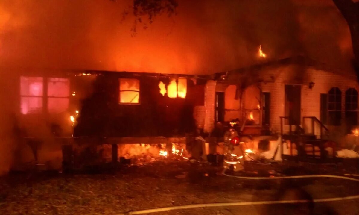 Приснился пожар в доме. Пожар в соседнем доме. Горящий дом во сне. Сгоревший дом во сне.