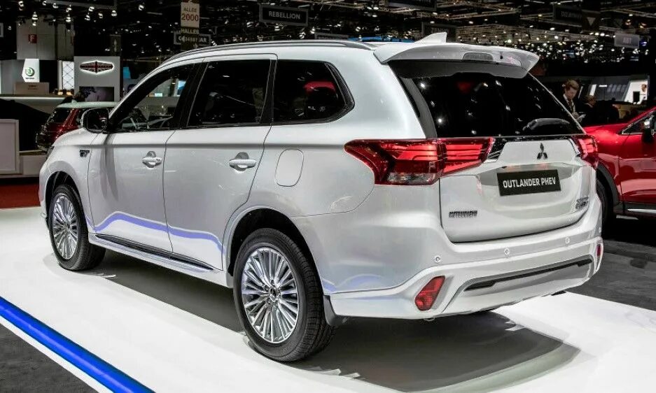 Mitsubishi Outlander PHEV 2020. Mitsubishi Outlander PHEV 2021. Новый Митсубиси Аутлендер 2019. Митсубиси Аутлендер 2022. Чем отличился 2019 год