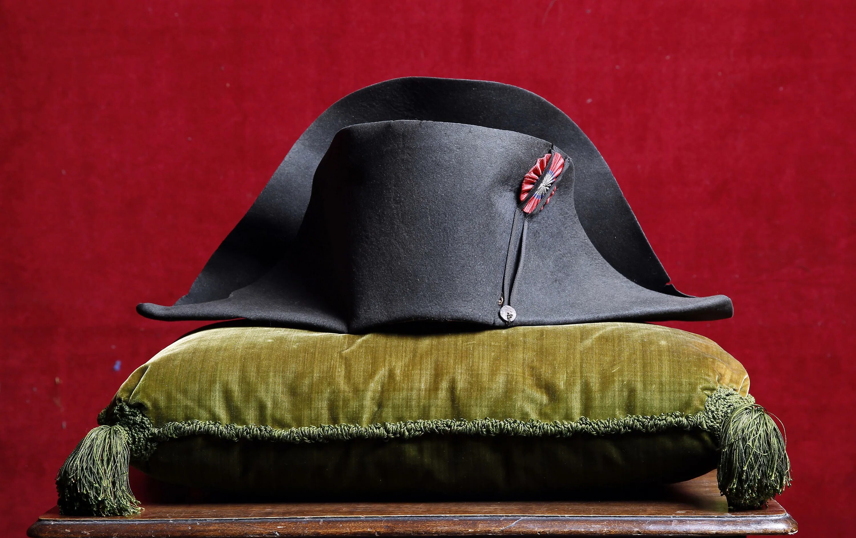 Шляпа бонапарта. Шляпа бонапарта. Наполеон бонапарт в треуголке. Наполеон бонапарт в шапке. Наполеон бонапарт в шапке.