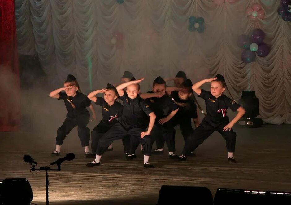 детский танец пилоты. танец лётчиков в детском саду на 23 февраля. ансамбль танца в москве. ансамбль танца гранд жэтэ гномики. танец летчиков.