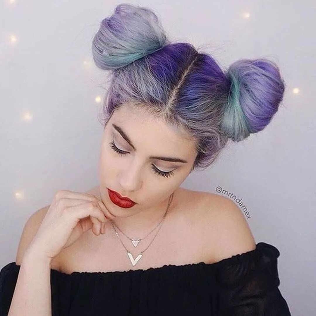 гулька на голове. как сделать два пучка на волосах. прическа рожки. две гульки на голове. маленький пучок.