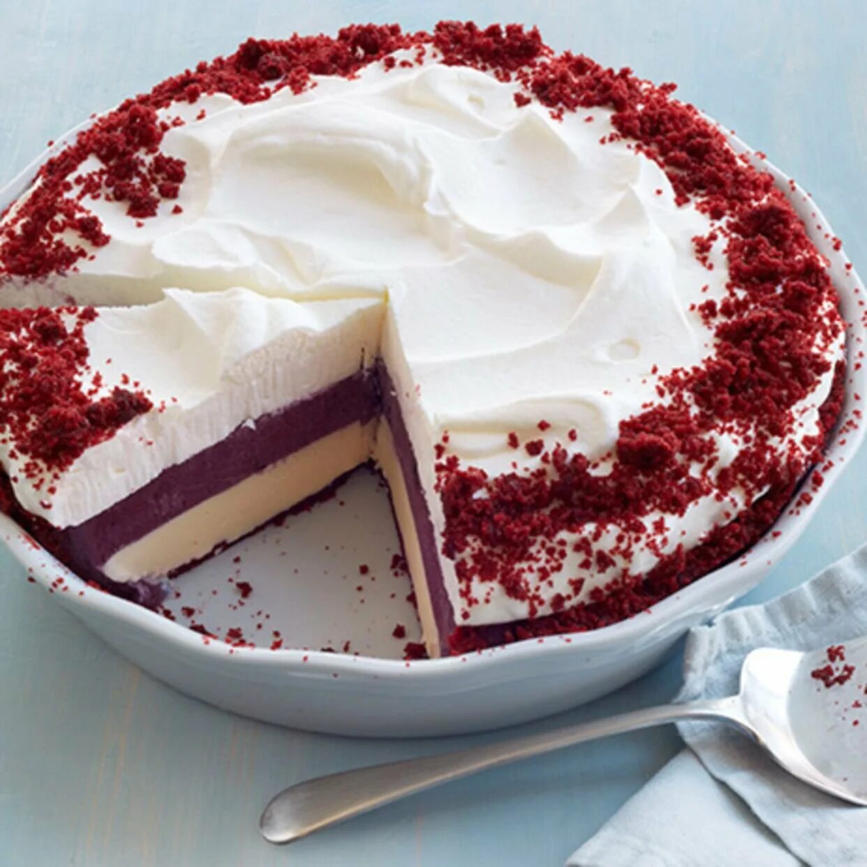 Рецепт торта пломбир. Торт мороженое красный бархат. Торт ягодный пломбир. Торт мороженое с ягодами. Торт красный бархат с голубикой.
