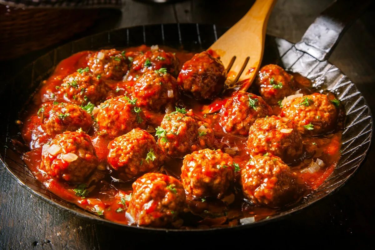 Блюда из фарша мясного рецепты. Тефтельки-ежики в томатном соусе. тефтельки в томатном соусе. фрикадельки с подливкой на сковороде в томатном соусе из фарша. мясные шарики в томатном соусе.