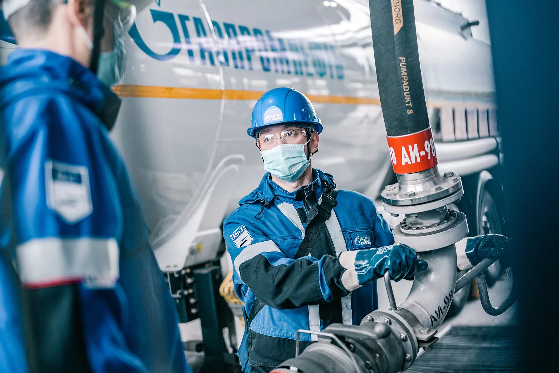 Газпром нефть цифровизация. Газпром бажен. Газпром нефть чаяндинское месторождение. Операторная газпром нефть. Операторная омский нпз.