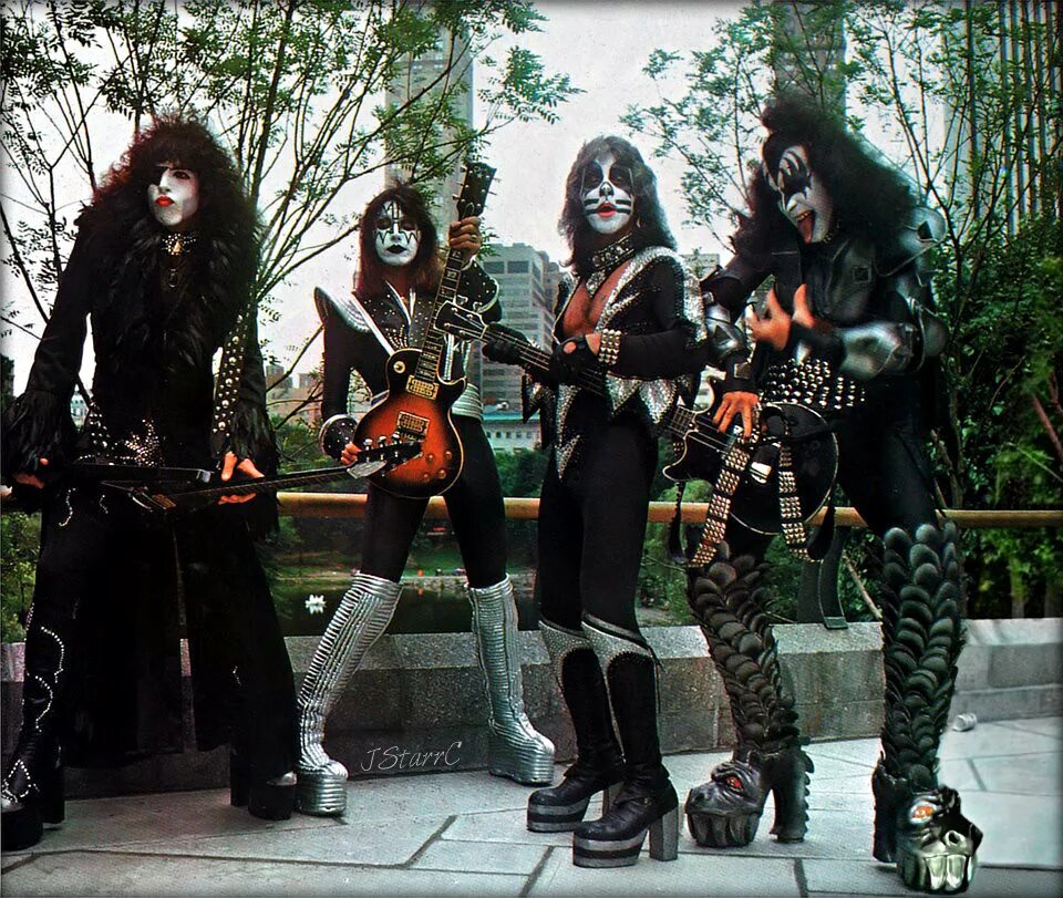 Группа центральный парк. Группа Кисс. Kiss Band 1974. Kiss группа 1976. Kiss Band 1973.