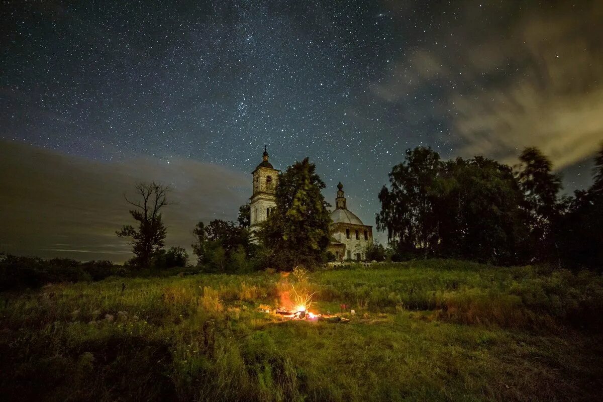 Храм в деревне ночью. Летняя ночь в деревне. Деревенская Церковь. Ночной пейзаж деревня.