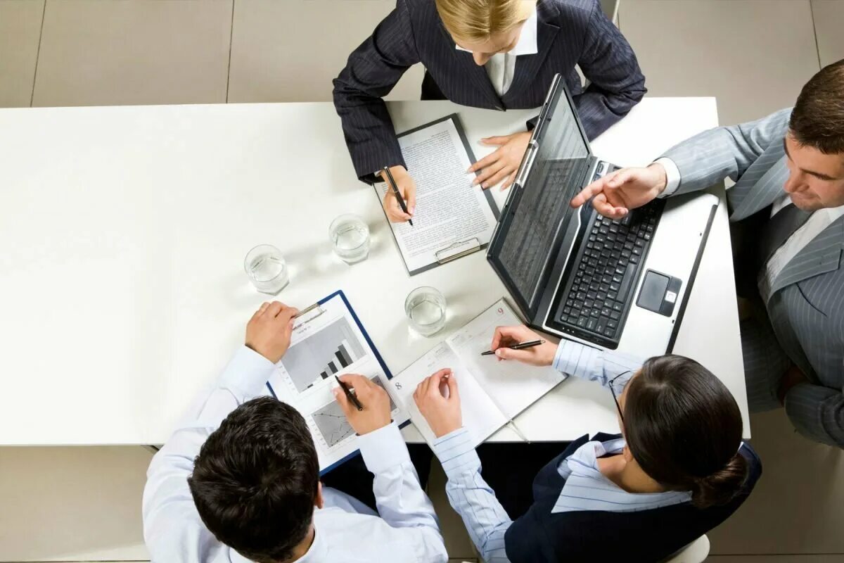 Команда это в менеджменте. Деловое совещание. Обсуждение в команде. Проектная команда. Кадровый менеджмент.