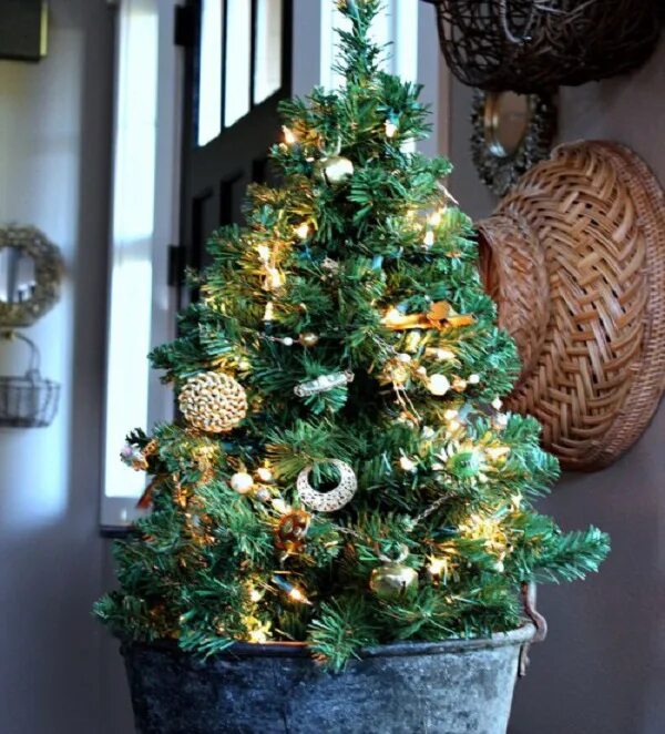 Елка в эко стиле новогодняя. Маленькая елка. Украсить елку на новый год. Маленькая елка украшение. Новогодняя елка.