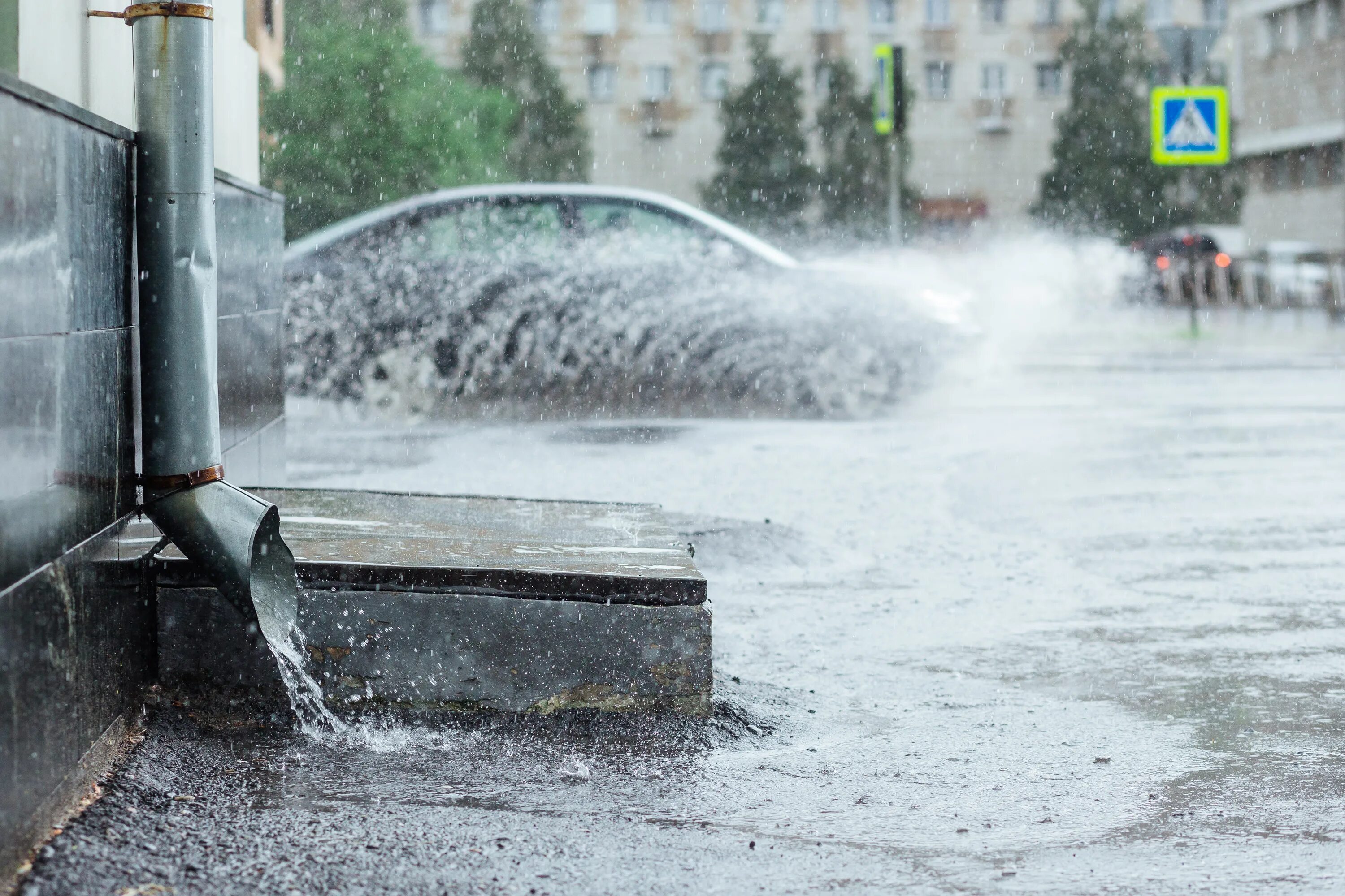 Работают во время дождя. Водосток дождь. Водосток ливень. Водосточная в асфальт. Вода на асфальте.