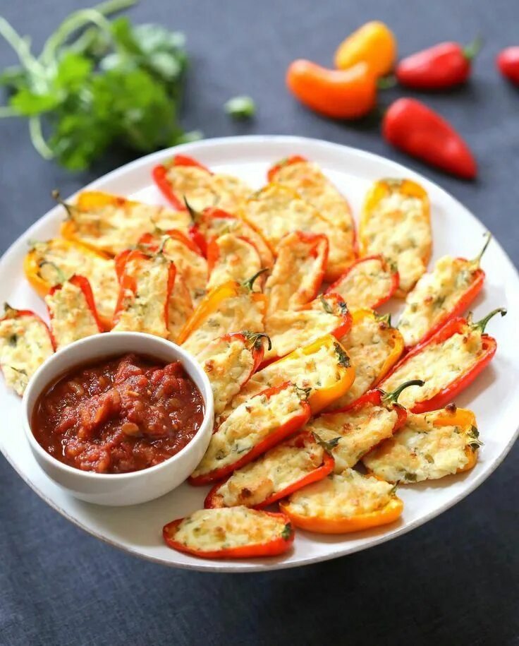 Закуска из кабачков и помидоров. Закуски с беконом. Томаты черри кимчи. Острая закуска из перца болгарского. Закуска кабачок с помидорами и чесноком.