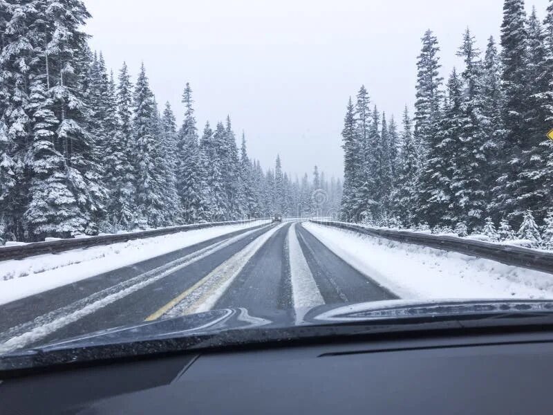 Зимняя дорога через лобовое стекло. Утро дорога зима машина. Боковые окна машины в снегу. Взгляд на дорогу через лобовое стекло зимой.