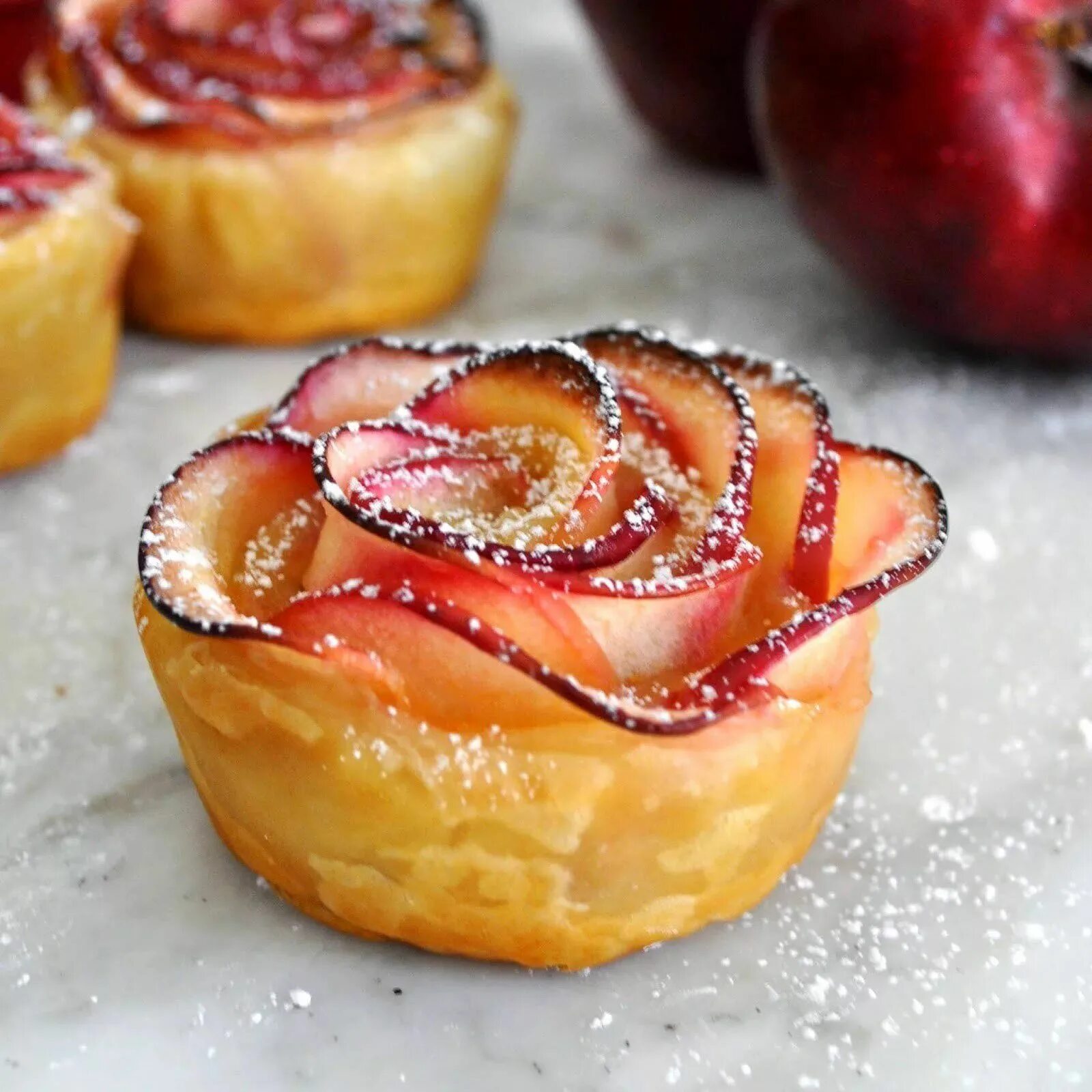 Цветок из яблока. Яблоки в карамели. Оригинальный рецепт яблок. Десерт розочки из яблок. Запечённые яблоки в микроволновке.