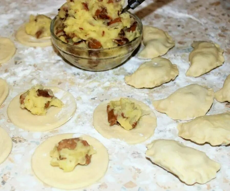Начинка картошка с грибами. Картофель тушеный с грибами и луком. Пирог с грибами и сыром. Начинка картофель с грибами. Начинка для пирожков с солеными грибами.