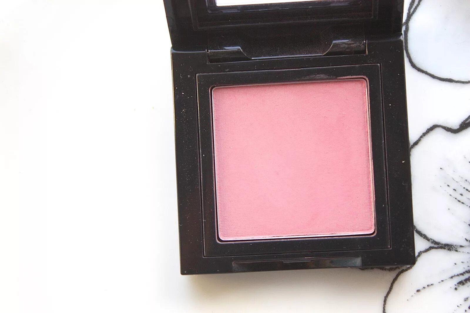 Blush brown. Румяна Bobbi Brown Desert Pink. Bobbi Brown blush Desert Pink. Bobbi Brown румяна blush, Desert Pink. Bobbi Brown Desert Rose румяна.